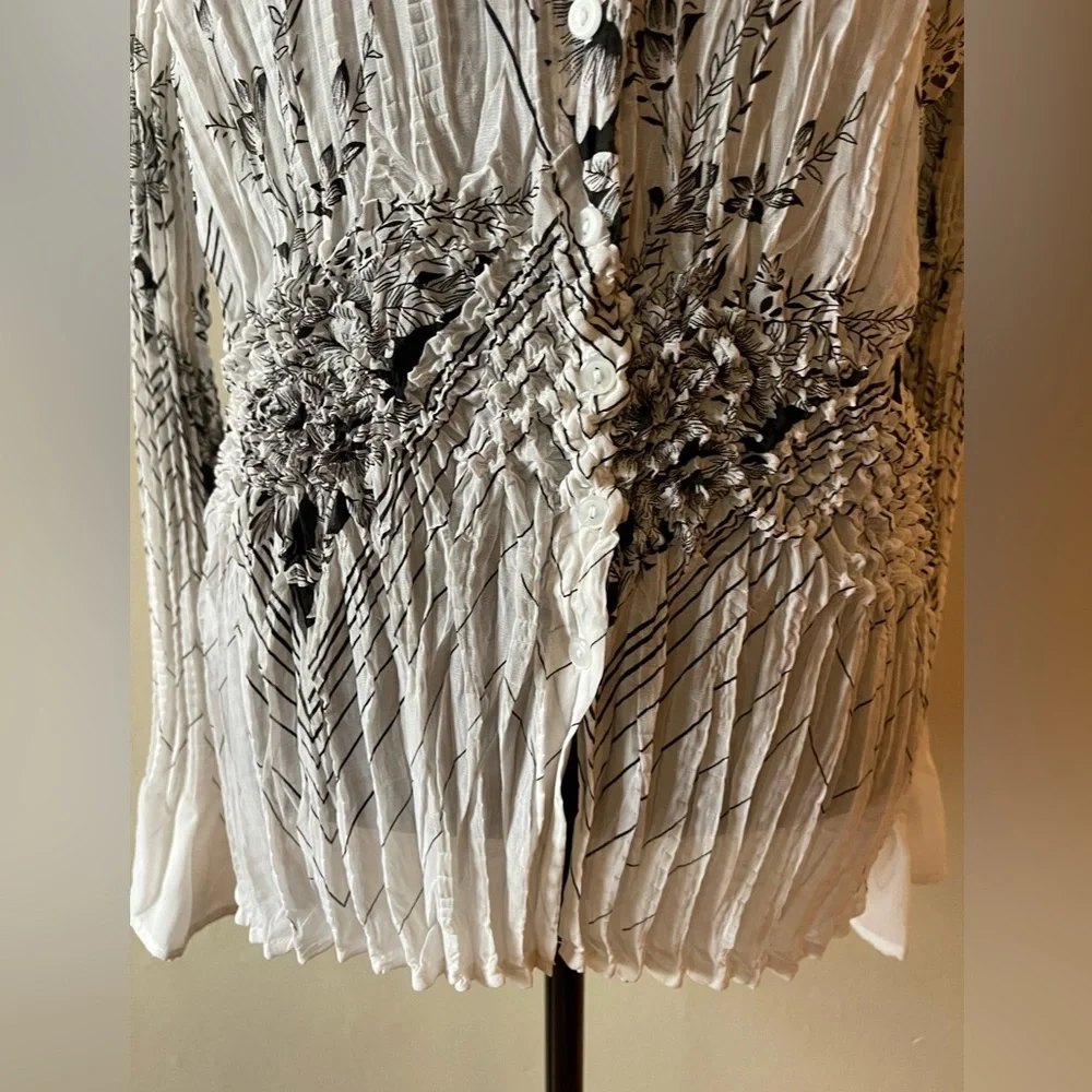 Milano white/black combo floral accordion style button up blouse, size XL - Picture 5 of 9